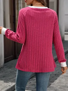 Vista posteriore di un maglione a coste fucsia con girocollo e polsini bianchi.