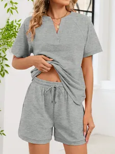 Vista detallada del conjunto de descanso gris para mujer con cuello en V y pantalón corto