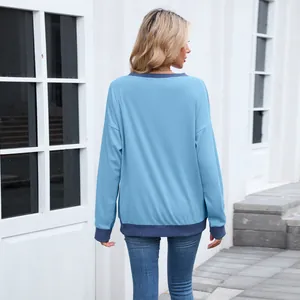 Vue arrière d'un sweat bleu clair avec bord-côte bleu marine contrasté