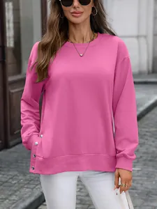 Detail des pinkfarbenen Langarm-Sweatshirts mit seitlichen Knopfakzenten für Damen