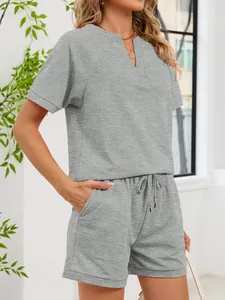 Conjunto gris de dos piezas con top con cuello en V y pantalones cortos con cordón
