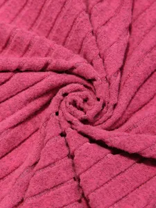 Vista dettagliata della trama del tessuto a maglia a coste rosso rosa per maglione