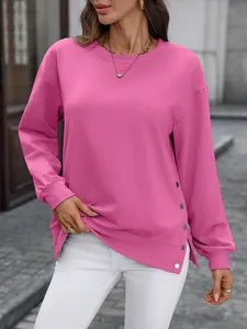 Detail eines rosa Langarm-Sweatshirts mit Rundhalsausschnitt und seitlichem Knopfschlitz