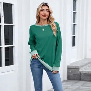 Vue style urbain extérieur d'un sweat-shirt vert à col rond pour femme