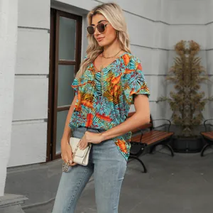 Mujer con camiseta holgada de cuello en V con un vibrante estampado tropical de hojas