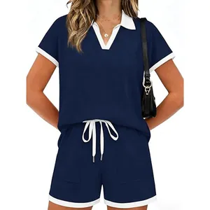 Marineblaues Damen Kurzarm-Polo-Top und Shorts Lounge-Set am Modell gezeigt