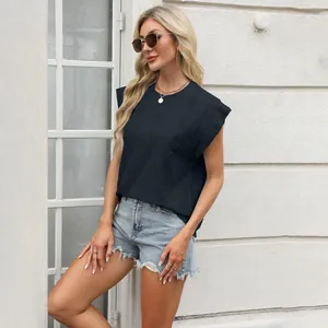 Détail du haut en tricot sans manches bleu marine avec motif jacquard à losanges