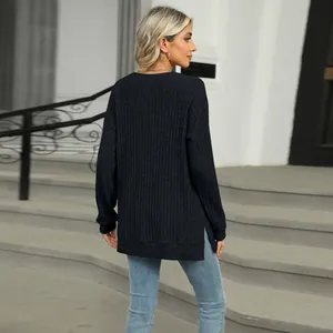 Vue arrière d'un élégant sweat à manches longues côtelé noir avec fentes latérales pour femmes