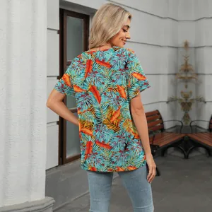 Vista posterior de una camiseta de verano para mujer con estampado de hojas tropicales.
