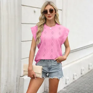 Vue détaillée du haut en tricot jacquard rose pour femme avec motifs ajourés complexes