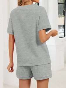 Vista posterior de un conjunto de descanso gris de manga corta con camiseta y pantalón corto