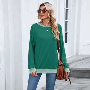 Détail d'un sweat-shirt ample col rond avec poignets et ourlet côtelés vert clair