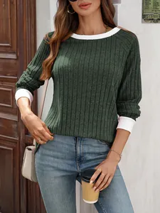 Dettaglio del maglione a coste verde scuro con elegante colletto e polsini a contrasto bianchi