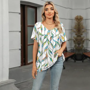 Detalle del top de verano con cuello en V, estampado de hojas y cintura plisada lateral.