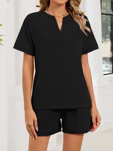 Detalle de un conjunto negro con cuello en V, camiseta de manga corta y pantalones cortos