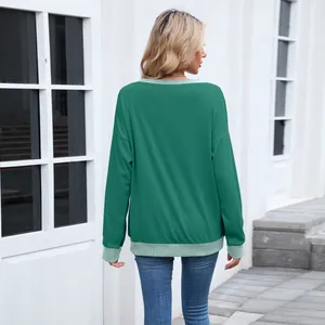 Vue arrière d'un sweat-shirt vert ample avec poignets et ourlet côtelés bicolores