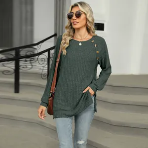 Vue détaillée d'un haut côtelé vert foncé pour femme avec manches raglan et boutons