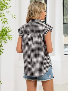 Πίσω όψη ενός casual ασπρόμαυρου αμάνικου πουκάμισου γκίνγκχαμ για γυναίκες το καλοκαίρι