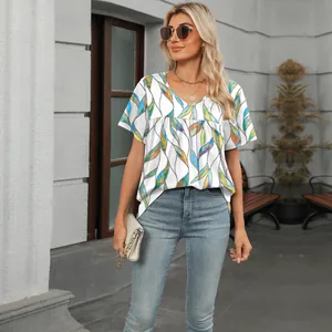 Detalle de la camiseta de mujer con estampado colorido, cuello en V y dobladillo plisado suelto