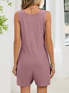 Vista posteriore di una tutina smanicata testurizzata color malva per donna, chic.