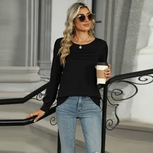 Φωτογραφία lifestyle με μαύρο μακρυμάνικο μπλουζάκι με πτυχώσεις και λαιμόκοψη U