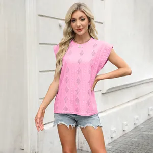 Haut en maille jacquard rose sans manches à col rond pour femme porté par un mannequin
