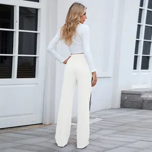 Vue arrière du pantalon de jogging blanc à jambes larges avec bande latérale et taille haute