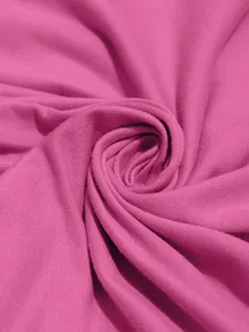 Makro-Detail von weichem fuchsiafarbenem Sweatshirt-Stoff mit Strickstruktur.