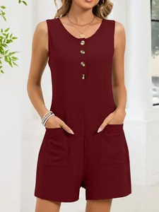 Dettaglio tutina senza maniche color vino con bottoni e comode tasche frontali.