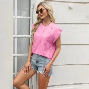 Gros plan détaillé d'un débardeur en tricot rose sans manches à col rond avec motif jacquard