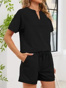 Detalle del conjunto de dos piezas negro para mujer con top con cuello en V y shorts con cordón
