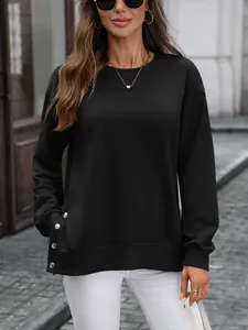 Schwarzes Sweatshirt mit Rundhalsausschnitt und seitlichen Schlitzen mit Silberknöpfen.