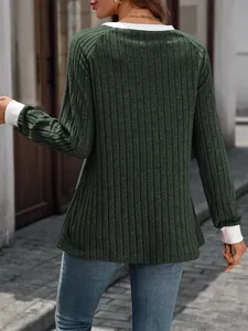 Vista posteriore di un maglione a coste verde scuro con collo e polsini a contrasto