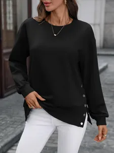 Detailansicht des eleganten Seitenknopf-Schlitzdesigns an einem schwarzen Rundhalspullover für Damen