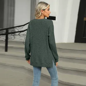 Vue arrière détaillée d'un sweat-shirt à manches longues en tricot côtelé vert foncé avec fentes