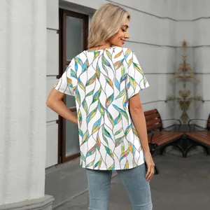 Vista trasera de una camiseta blanca informal de manga corta con estampado de hojas