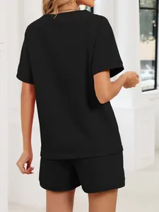 Vista trasera de un conjunto de camiseta negra de manga corta y pantalón corto