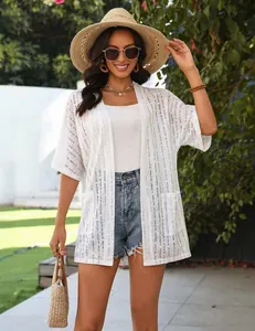 Detalle de una chaqueta blanca de verano con punto de rayas transparentes y bolsillos