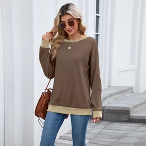 Vue détaillée d'un sweat-shirt marron à manches longues avec ourlet côtelé porté par un mannequin