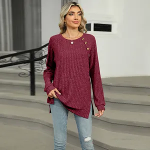 Pull décontracté en maille côtelée bordeaux avec col rond et boutons décoratifs