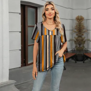 Vista detallada de la camiseta de mujer con cuello en V y estampado de rayas y lunares
