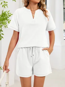 Detalle del conjunto blanco con camiseta de cuello en V y shorts con cordón