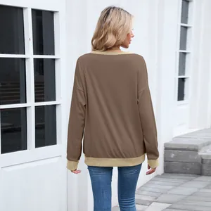 Vue arrière d'un sweat-shirt marron pour femme avec bord-côte contrasté et col rond.