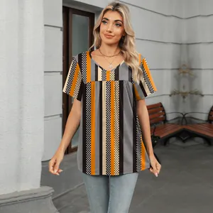 Vista detallada de camiseta de mujer con cuello en V y estampado de rayas y lunares