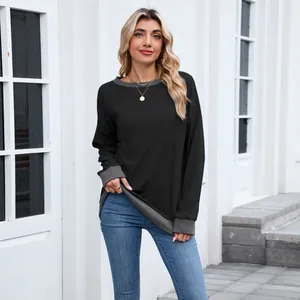 Femme élégante en sweat noir à col rond avec poignets et ourlet en bord-côte gris