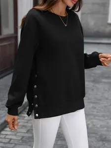 Detailansicht des Seitenschlitzes mit Druckknöpfen an einem schwarzen Langarm-Sweatshirt
