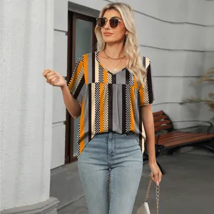 Camiseta de mujer con cuello en V y diseño de rayas verticales y lunares naranja y negro
