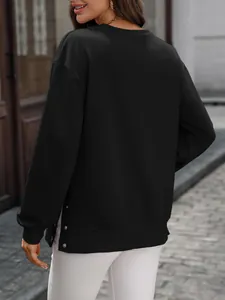 Rückansicht eines schwarzen Langarm-Sweatshirts für Damen mit seitlichem Schlitzdetail