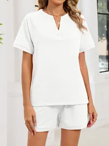 Vista detallada de un conjunto blanco para mujer con camiseta de manga corta y short