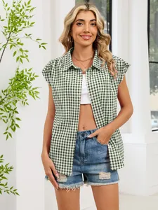 Γυναίκα που φοράει πράσινο καρό αμάνικο casual πουκάμισο με τζιν σορτς σε εξωτερικό χώρο